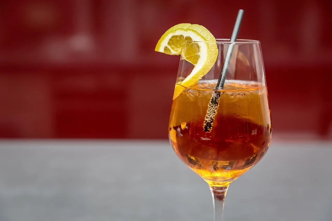 cocktail, aperol, splash, aperol spritz, drink, alcohol, alcoholic, orange, aperitif, cocktail glass, highball, orange slice, enjoyment, nature, glass, high percentage, liquid, fru