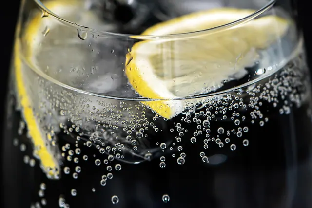 bubbles, lemon, slice of lemon, citrus, refreshment, water bubbles, ice cubes, cold drink, fresh lemonade, bubbling water, sparks of water, cocktail, gin and tonic, party, celebrat